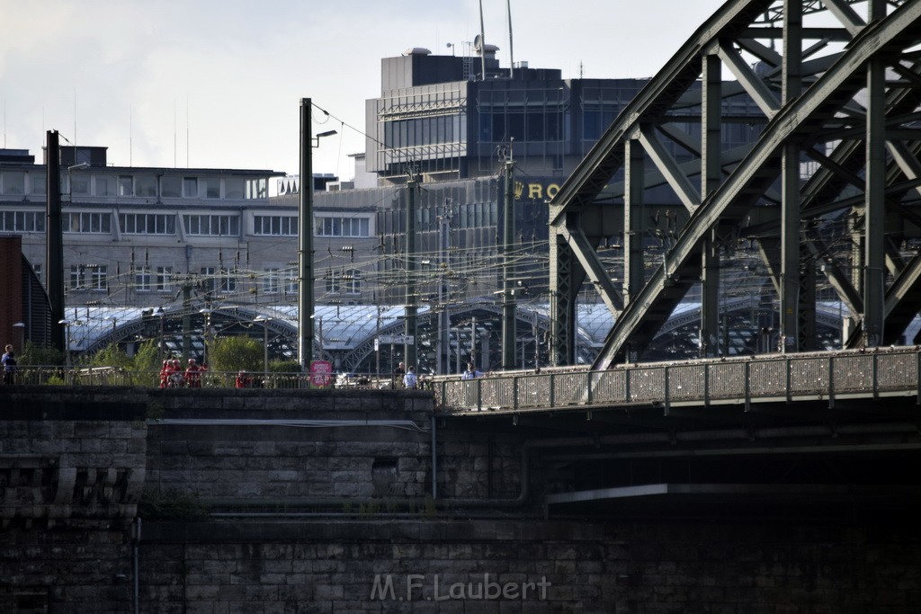 PSpringt kein Suizid Brueckenspringer Koeln Hohenzollernbruecke P036.JPG - Miklos Laubert